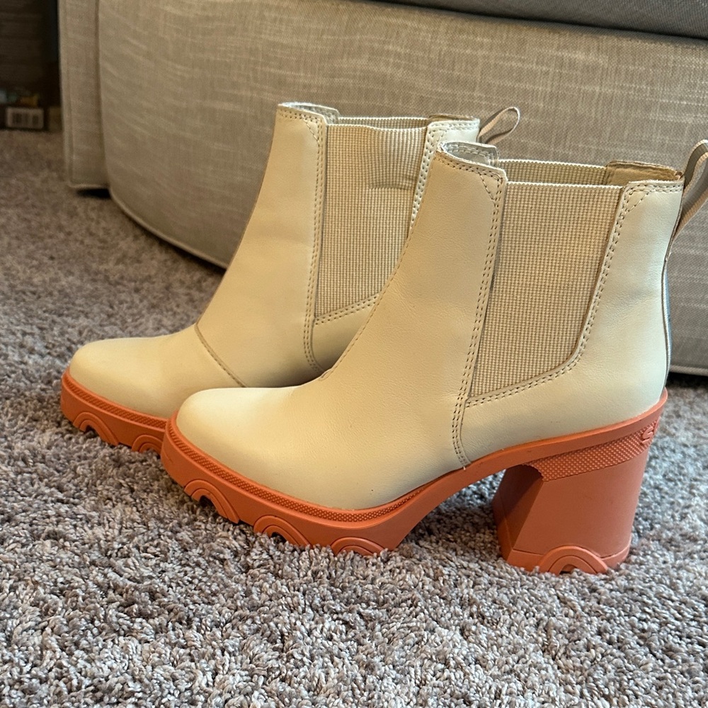Sorel Women’s Brex Heel Chelsea Boot in Cream & Orange Women's Ankle Boots, sz8